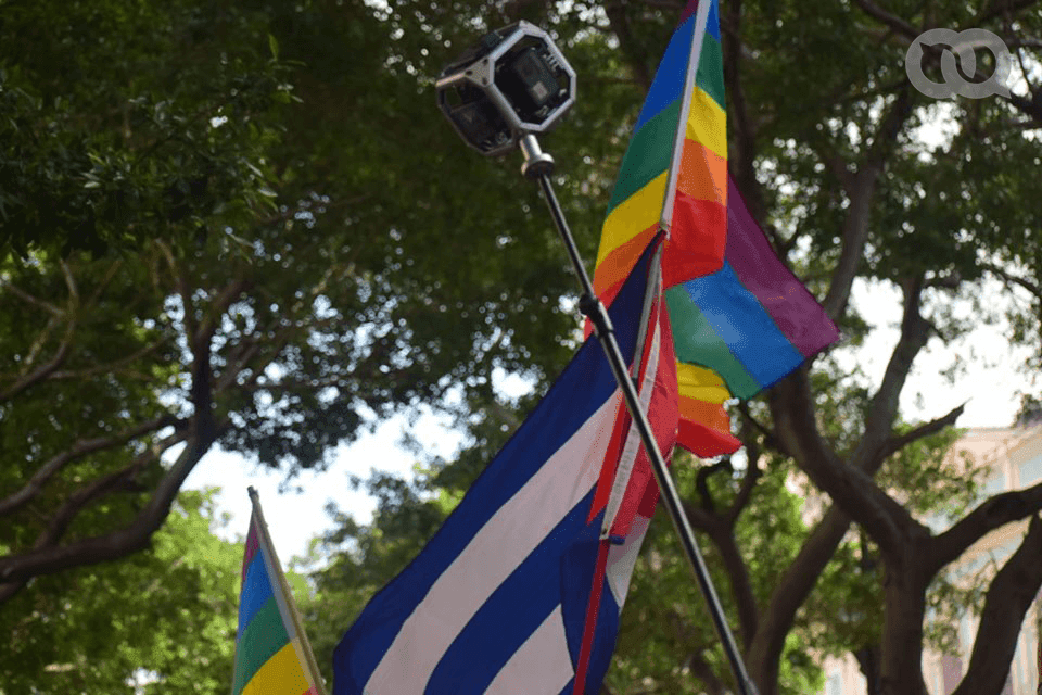En la marcha del 11 de mayo la bandera de la diversidad se vio junto a la cubana. Foto: Marcos Paz