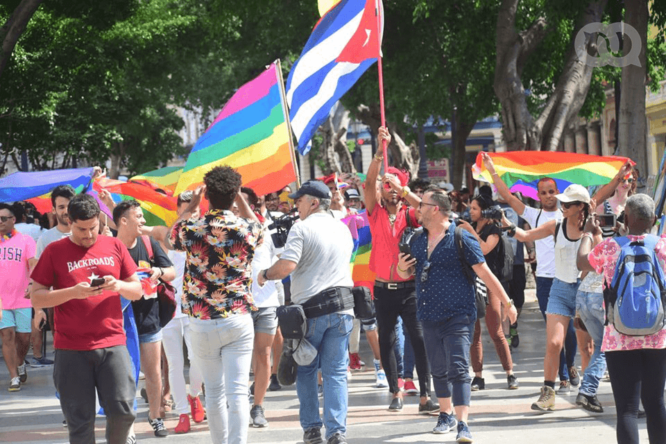 Periodistas, artistas, intelectuales, emprendedores y otros actores de la sociedad civil cubana se unieron a las personas LGBTIQ en la marcha del 11 de mayo en La Habana. Foto: Marcos Paz.