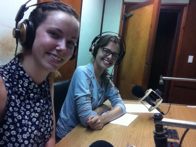 La narradora de deportes Melissa Blanco junto a una colega en la cabina de radio. Foto: Faceboook.