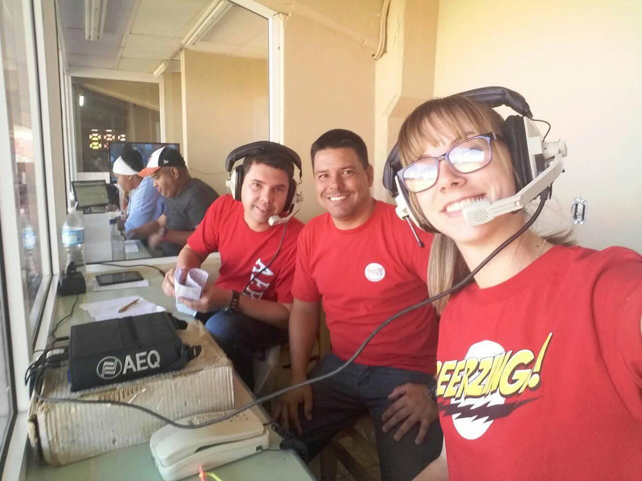Narradora de deportes Melissa Blanco junto a dos colegas en la cabina de radio. Foto: Faceboook.