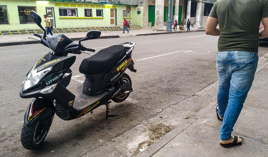 Las motos eléctricas, conocidas como motorinas, son cada vez más comunes en las calles de Cuba. Foto: Sadiel Mederos (elTOQUE Cuba). 