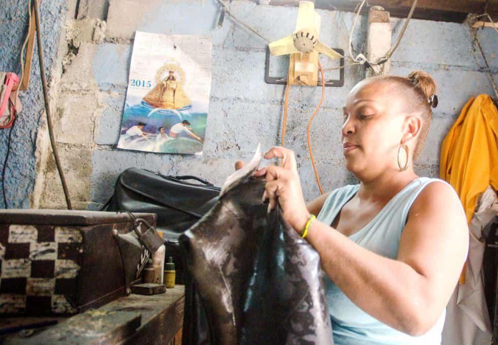 mujer-cubana-trabajando-en-una-ponchera.jpg