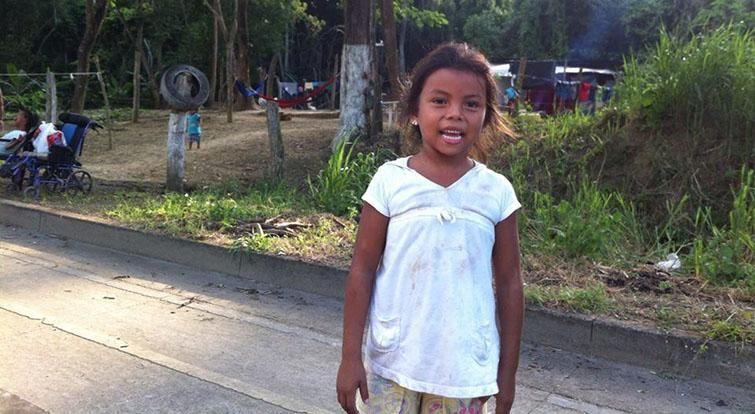 niña-sonríe-después-de-terremoto-en-ecuador-derrumbe-ayuda-humanitaria.jpg