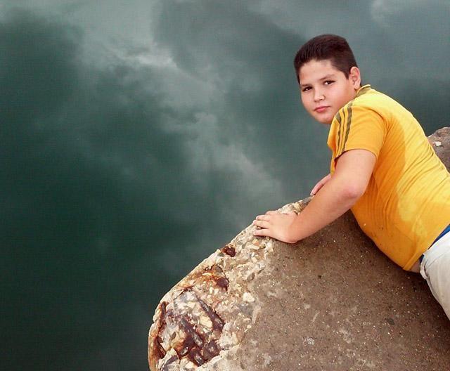niño-pescador-mirando-al-mar-Cuba-infancia-Cienfuegos.jpg