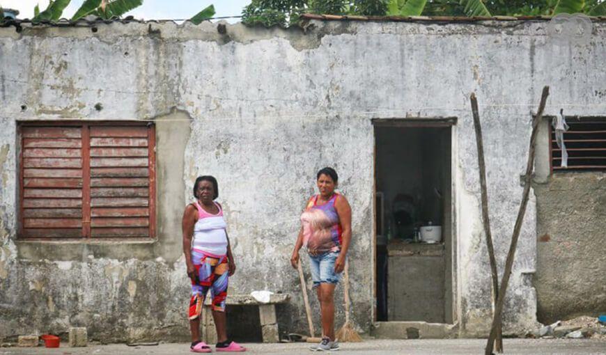 Solangel Díaz vive con su familia en NUevo Amanecer pero como no es propietaria de su casa no cuenta con libreta de abastecimiento y debe trasladarse a Caibarién a comprar su cuota mensual. Foto: Kyn Torres.