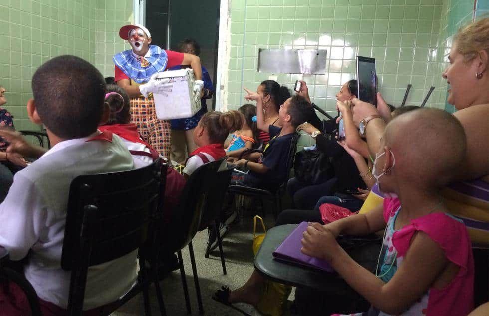 payaso-hace-reír-a-niños-en-Cuba-hospital-salud-cuidados-infancia.jpg