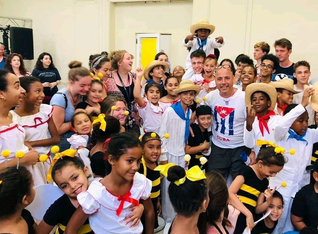 Los estudiantes de Carlos Lazo junto a miembros de la compañía de teatro infantil La Colmenita, durante una visita a Cuba. Foto: Tomada de su perfil de Facebook.