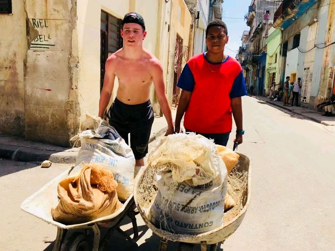 Adolescentes estadounidenses y cubanos durante las labores de recuperación tras el tornado de enero de 2019 que azotó La Habana. Foto: Tomada de su perfil de Facebook. 