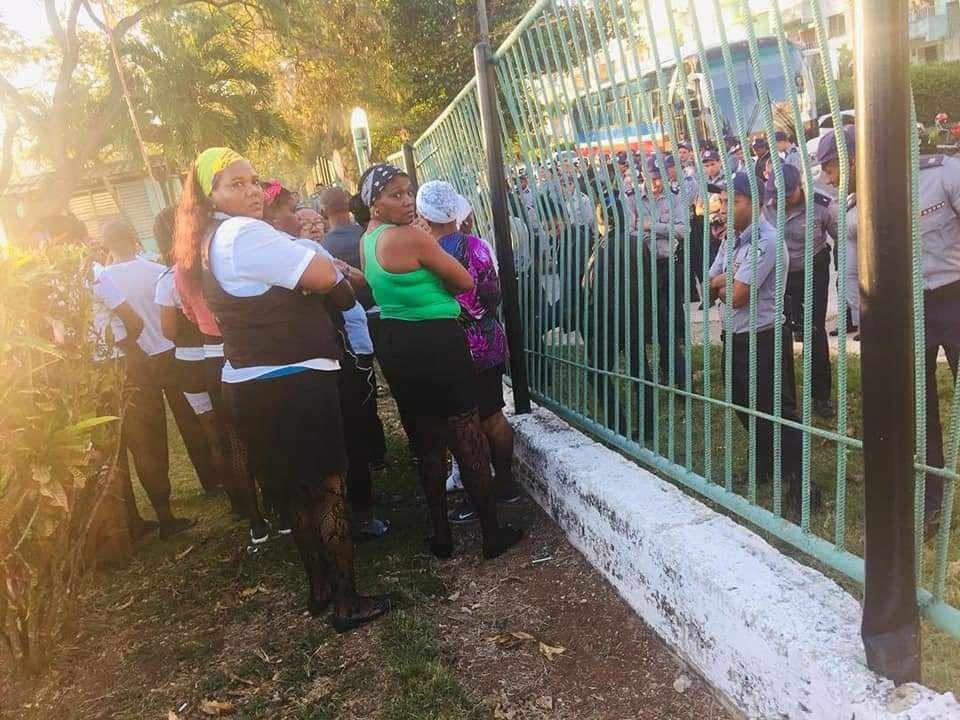 Policías cubanos bloqueando la residencia de becarios extranjeros Presidente Allende, en La Habana. Foto: tomada de la página de Facebook Je Ne Rentre Pas Sans Mon Diplome.