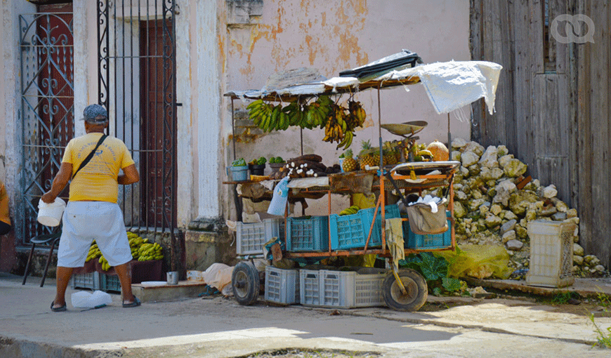 Las personas en ocasiones recurren a los carretilleros —persona que vende productos agropecuarios por las calles de Cuba— para comprar viandas, fruta y hortalizas, aun cuando sus precios sean elevados. Foto: Miguel Suárez