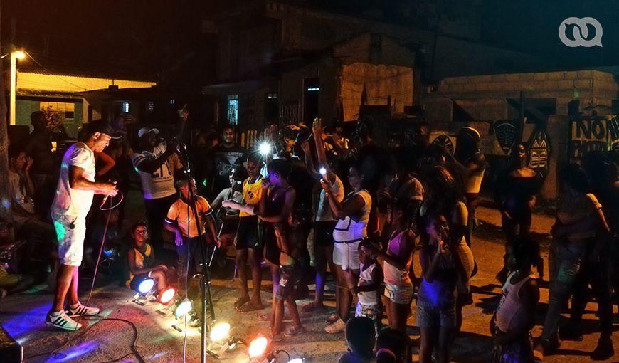 El público muchas veces termina cantando en la tarima en las peñas de rap de Punta Gotica. Foto: Miguel Suárez. 