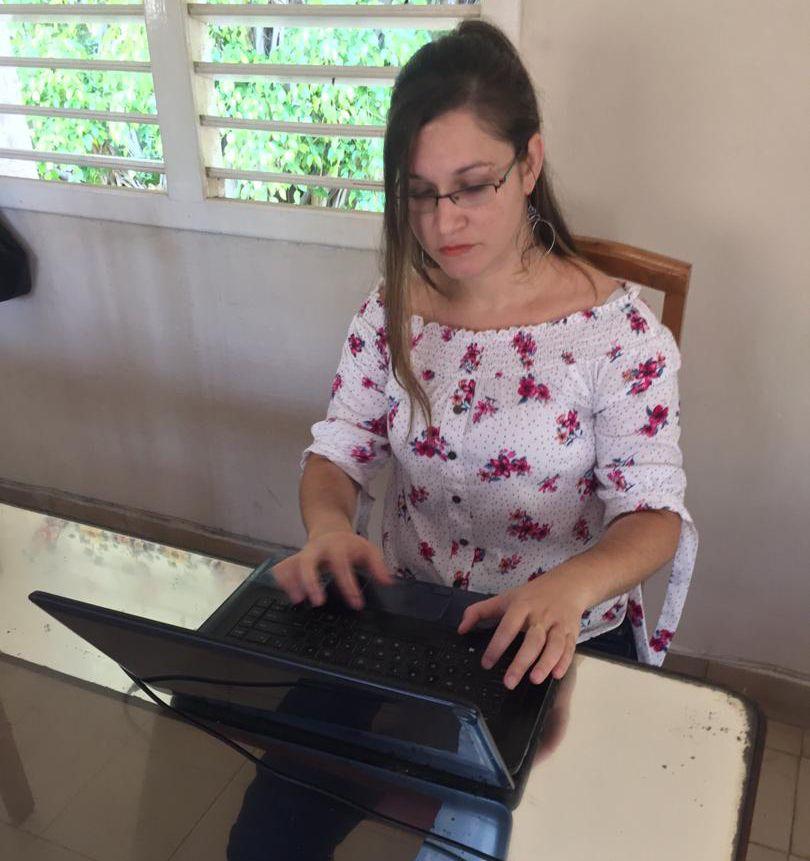 La psicóloga Lilian Rosa Burgos ha brindado acompañamiento y ofrecido terapia a mujeres víctimas de violencia de género en sus hogares y a personas LGBTIQ+ a través de WhatsApp durante el periodo de aislamiento físico en Cuba. Foto: Cortesía de  la entrevistada. 