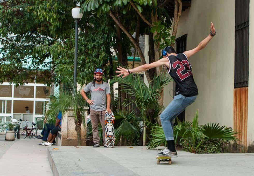 skaters-practican-en-La-Habana-Cuba-patinadores-juventud-tendencias.jpg