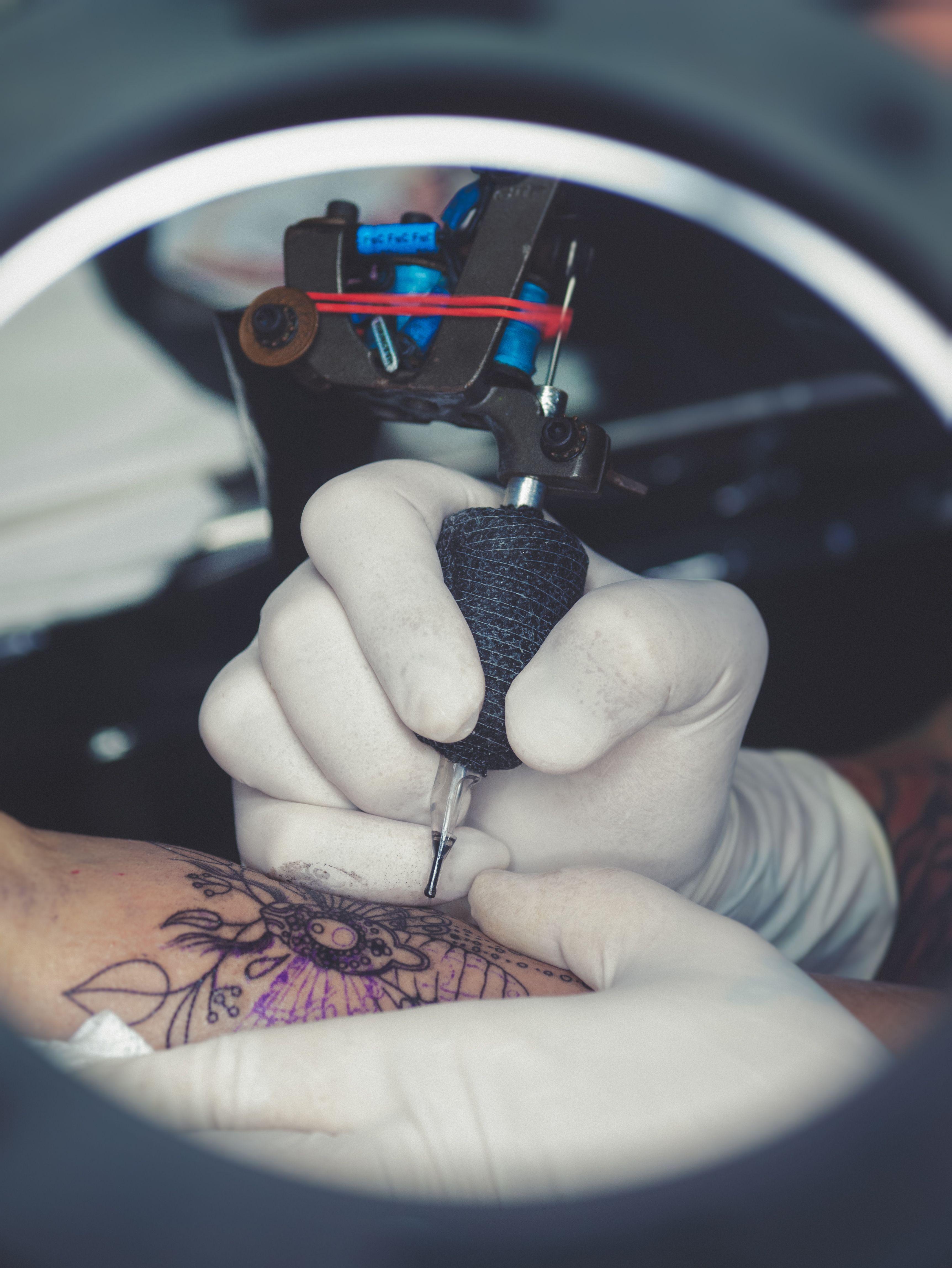 Máquina de tatuar en Cuba