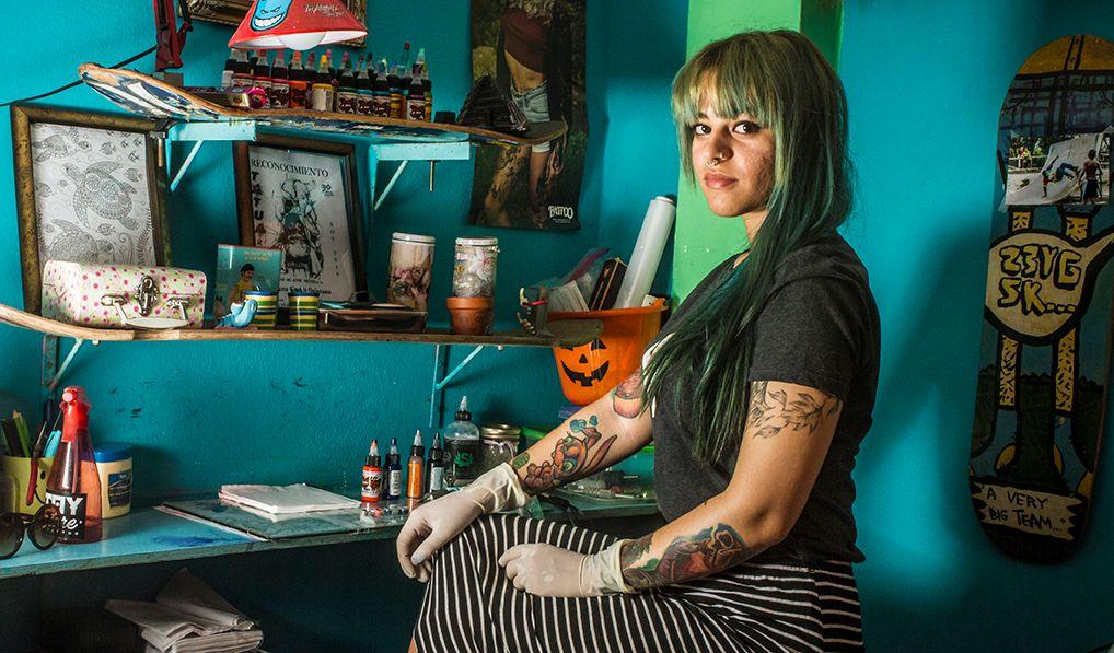 Jhoana Cuello es otra mujer que lucha por un espacio propio dentro de emprendimientos en el mundo del tatuaje. Foto: Alejandro Trujillo