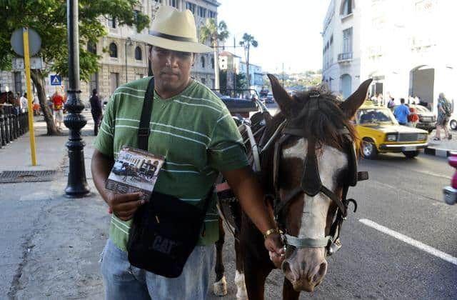 turismo_en_cuba_cochero-en-La-Habana-Cuba-negocios-economía-coche-de-caballo.jpg