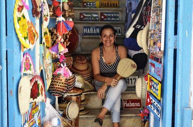 turismo_en_cuba_-mujere-vende-souvenirs-en-La-Habana-Cuba-negocios-economía.jpg