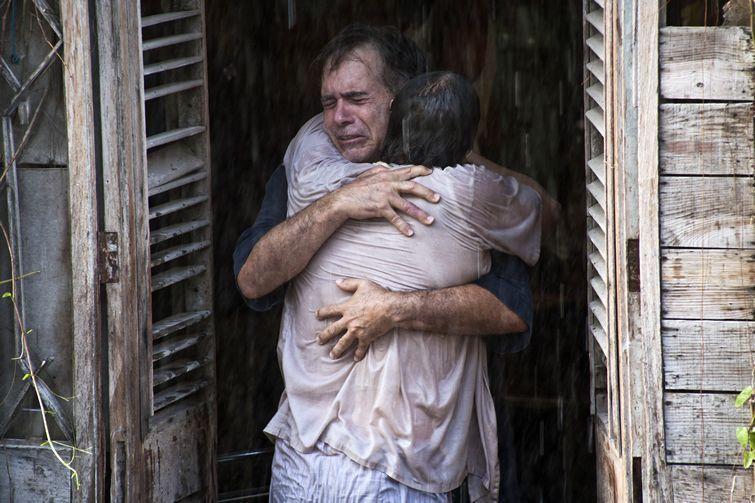 Hombres se abrazan en la puerta, lloranJorge Martínez y Patricio Wood en "Últimos días en La Habana".