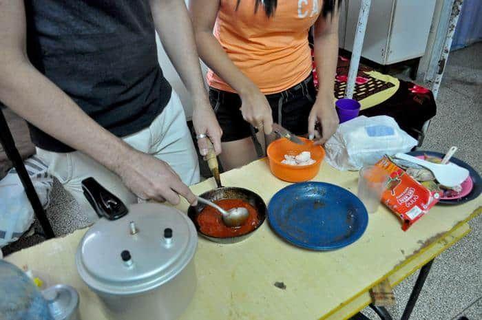 vida-universitaria-parejas-en-las-becas-Cuba-Universidad-jóvenes-cocinan-.jpg