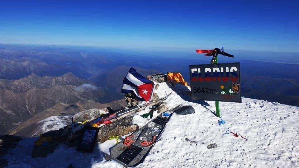 Yandy Nuñez en la cima del Elbrus. Foto: Cortesía del entrevistado. Tomada de OnCubaNews.