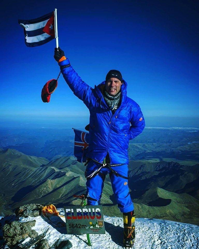 Yandy Nuñez en la cima del Elbrus. Foto: Cortesía del entrevistado. Tomada de OnCubaNews