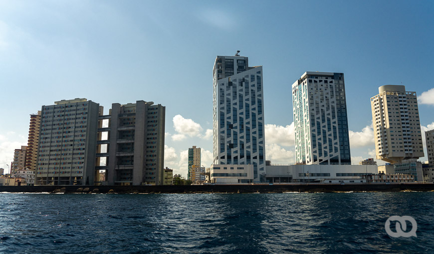 Edificio de La Marina en la Avenida del Puerto en La Habana